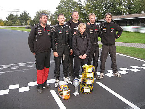 Teamcheferne Ken Nielsen og Robert Schlünssen med tre af de fire deltagere.